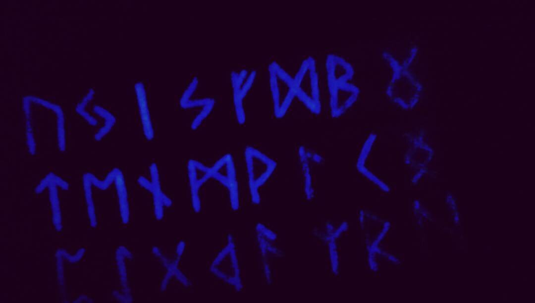 Светящиеся руны.