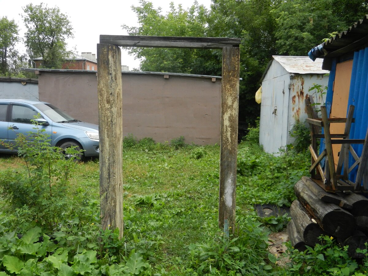 Турник своими руками на даче между домом и сараем