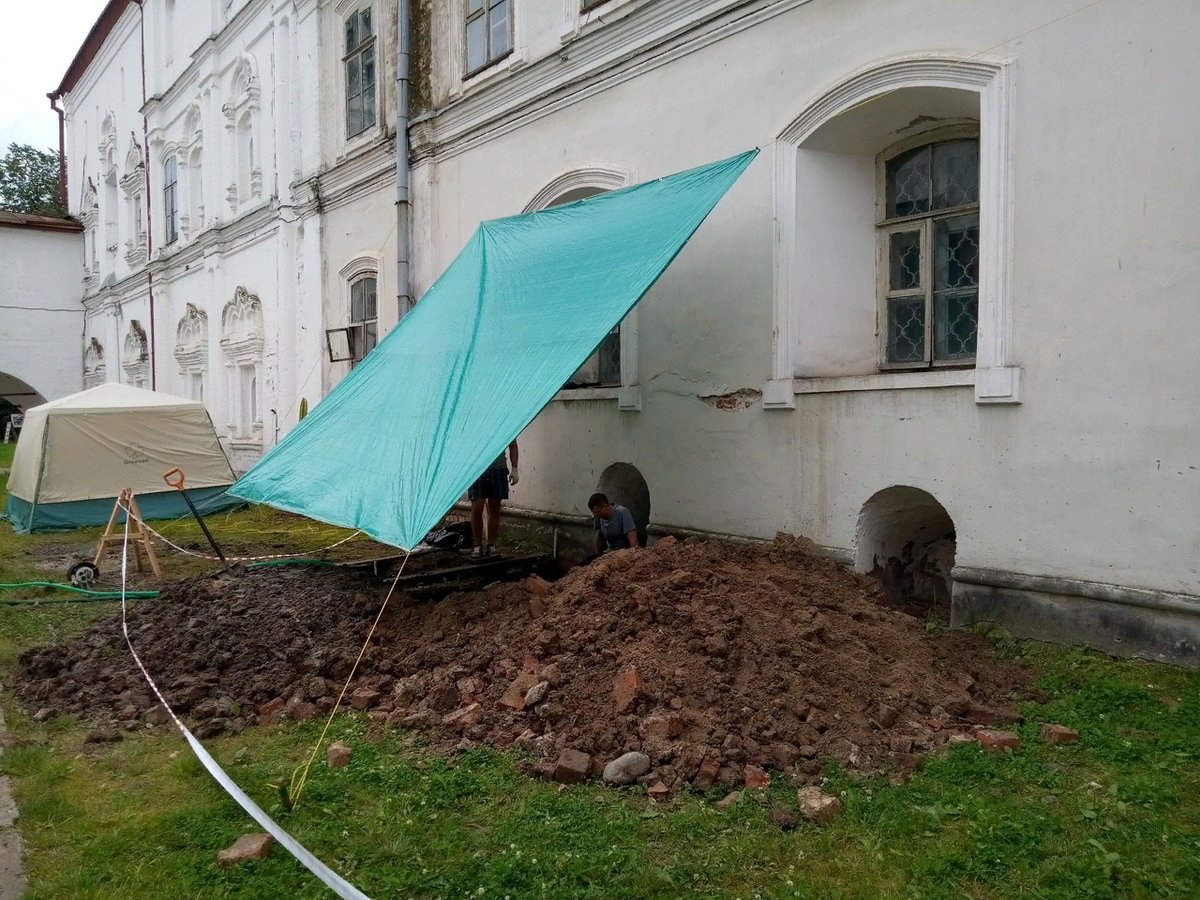 Реставрация вологда. Археологические работы Вологда. Иосифовская башня Кремля Вологда. Жил в палатке на территории Кремля. Вологодская консистория.