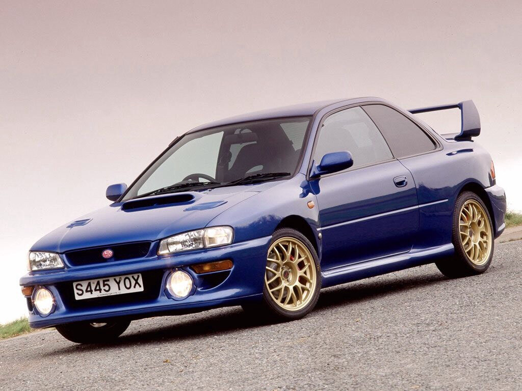  1 поколение, 1992–2000.  Седаны и универсалы Impreza появились в модельном ряду марки Subaru в 1992 году, а в 1995 году дебютировала версия с кузовом купе.-2