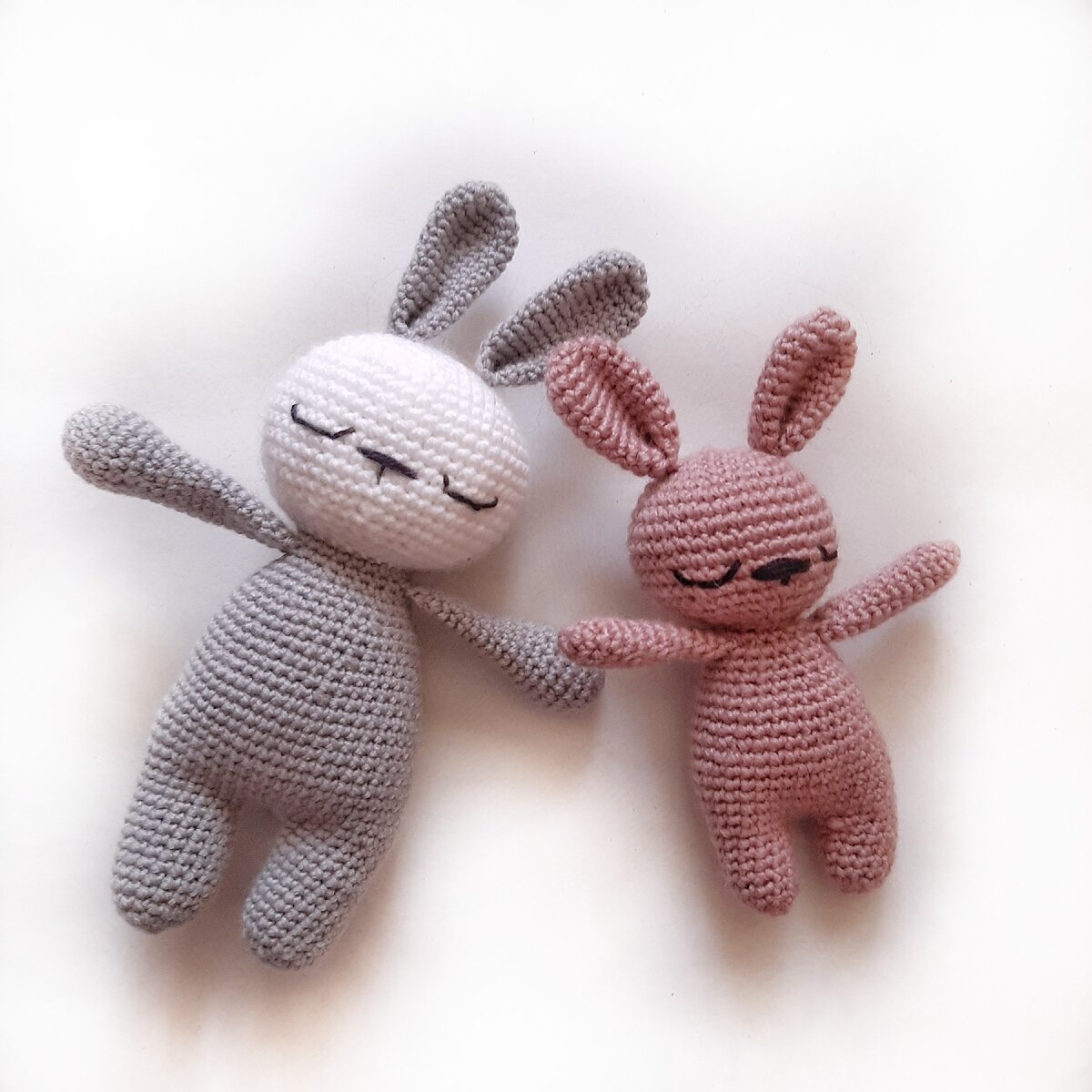 Никогда не вязала игрушек, а тут просто захотелось попробовать. Зайки получились - хоть самой играйся)