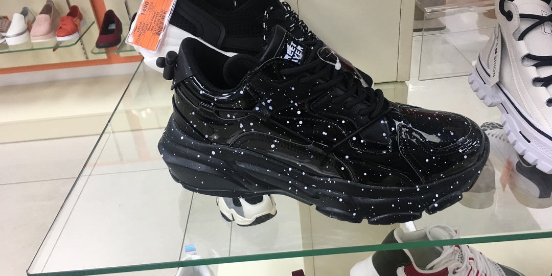 Нашла в БашМаг завораживающие космические кроссовки. Показываю фото, цену и как выглядят на сайте