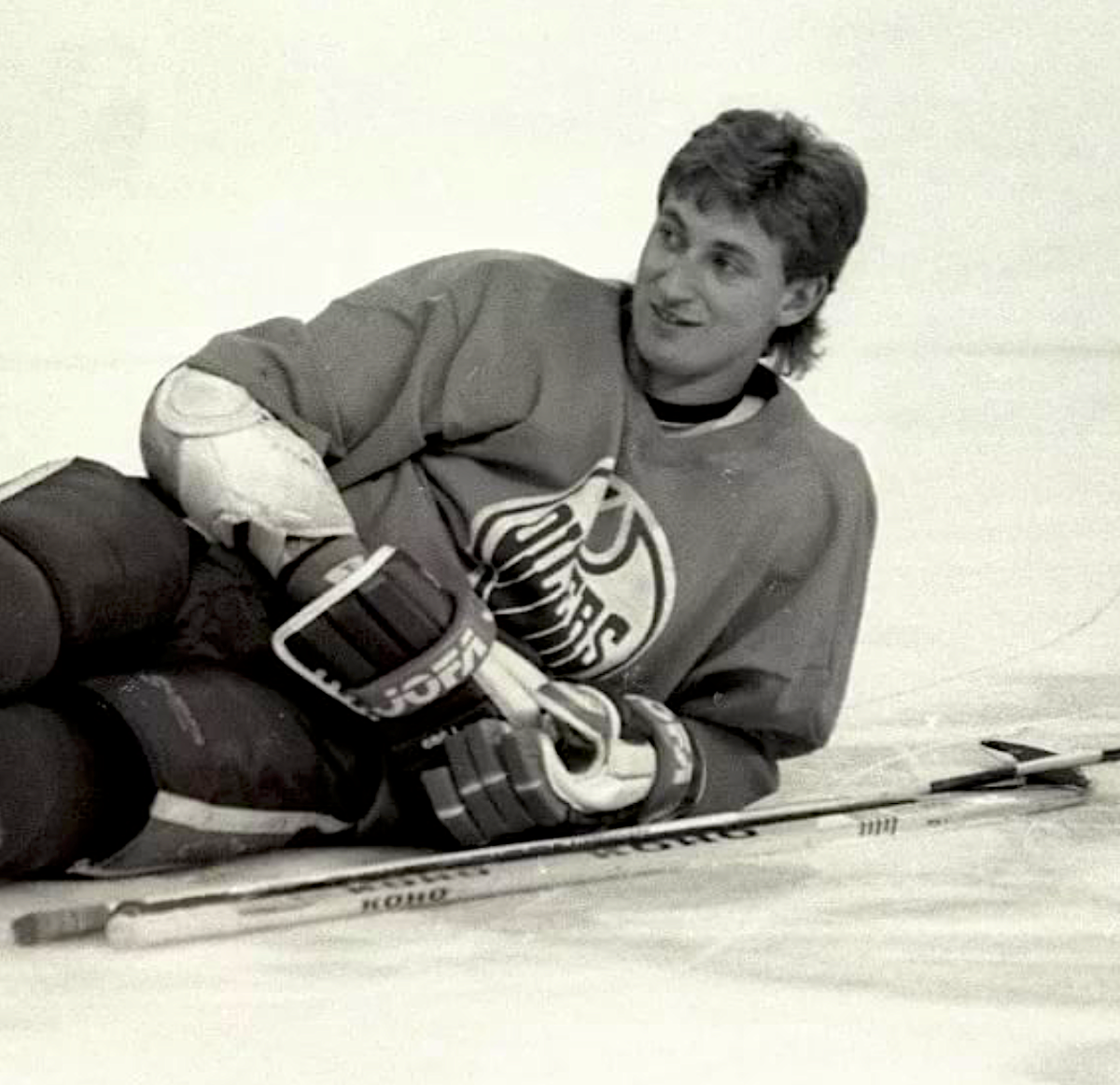 Владислав третьяк фото. Владислав третьяк суперсерия 1972. Хоккей. Хоккей нхл уэйн гретцки. Владислав третьяк вратарь.