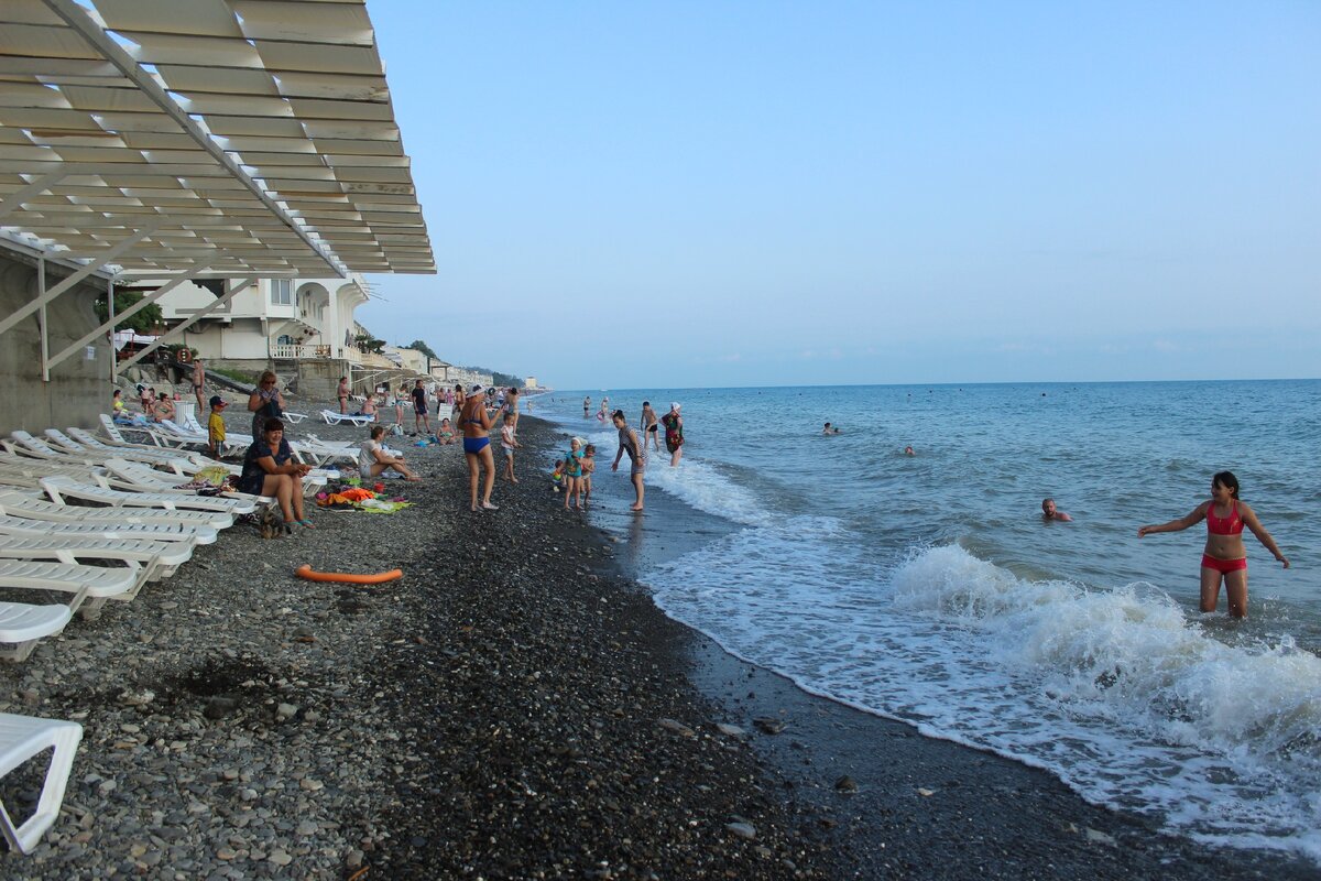 Пляж лоо. Пляж Лоо 2021. Лоо море набережная. Лоо Краснодарский край набережная. Лоо Краснодарский край пляж.