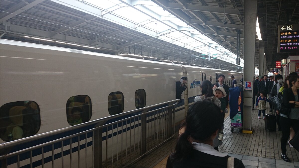 Японский скоростной поезд Синкансэн перед отправлением со станции в Осаке (фото автора)