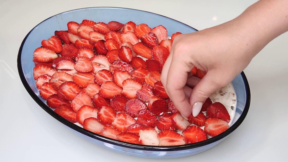 Десерт с клубникой без выпечки