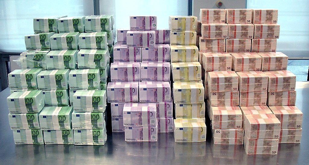 Вот вам мотивация эти деньги заработаны со стройматериалов, вы не поверети, ну это так, нужно всего-лишь начать действовать а не сидеть сложа руки и говорить вот это все бред, ну или я потом попробую, не когда такие дела не откладывайте на потом, а если отложили вы не когда не сможете открыть бизнес, а если даже и откроете вы не сможете им управлять потому-что вы очень ленивый человек, а бизнес не любит ленивых людей, тогда у вас не будет не прибыли не чего, потом вы будите говорить почему у меня нету прибыли с моего магазина, вроде-бы строительный магазин а денег нету, они есть всегда, просто вы очень ленивый человек который не захотел сразу же открыть свой бизнес не начал откладывать деньги на него что бы в дальнейшем развиваться а не горбатится на дядю с тетей....