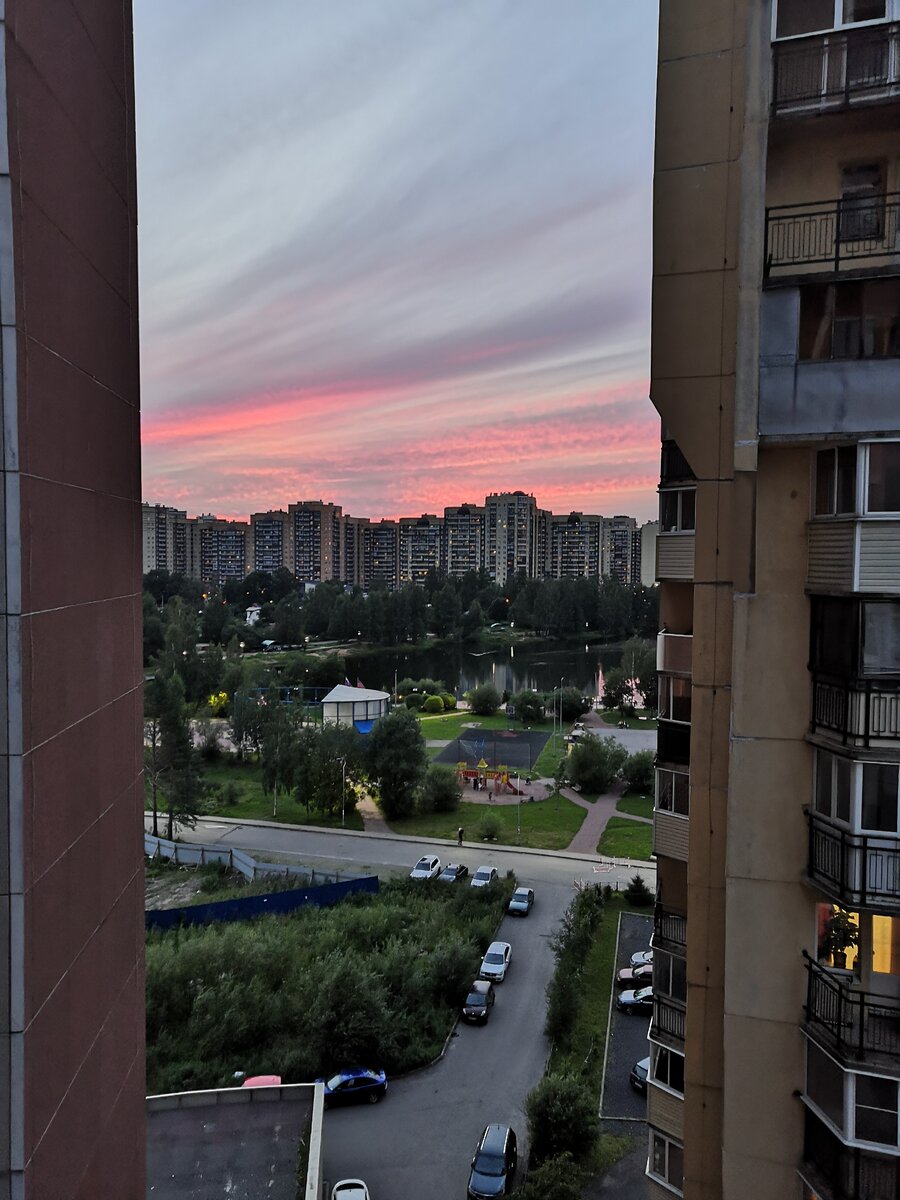 Невероятно красивое зрелище – закат солнца. Когда солнце, такое близкое, большое, багряно-красное, фантастически красивое. 