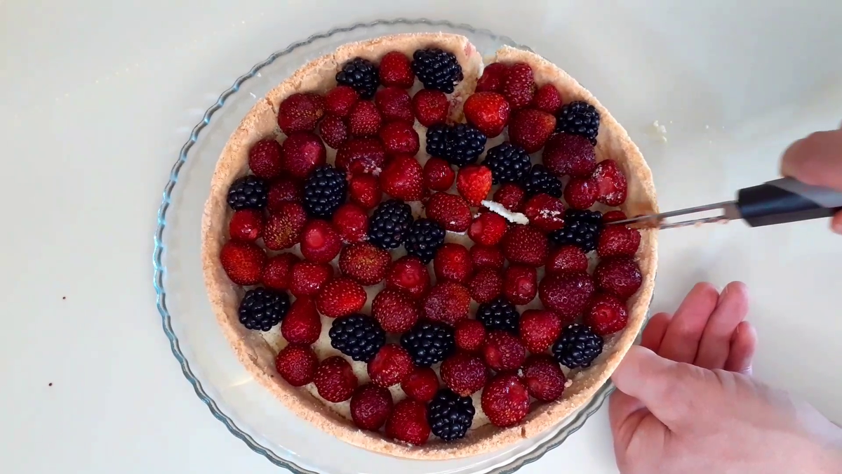 царская ватрушка с ягодами. королевская ватрушка с малиной. ватрушка с творогом и малиной. королевская ватрушка ягоды сверху. королевская ватрушка с творогом и ягодами.