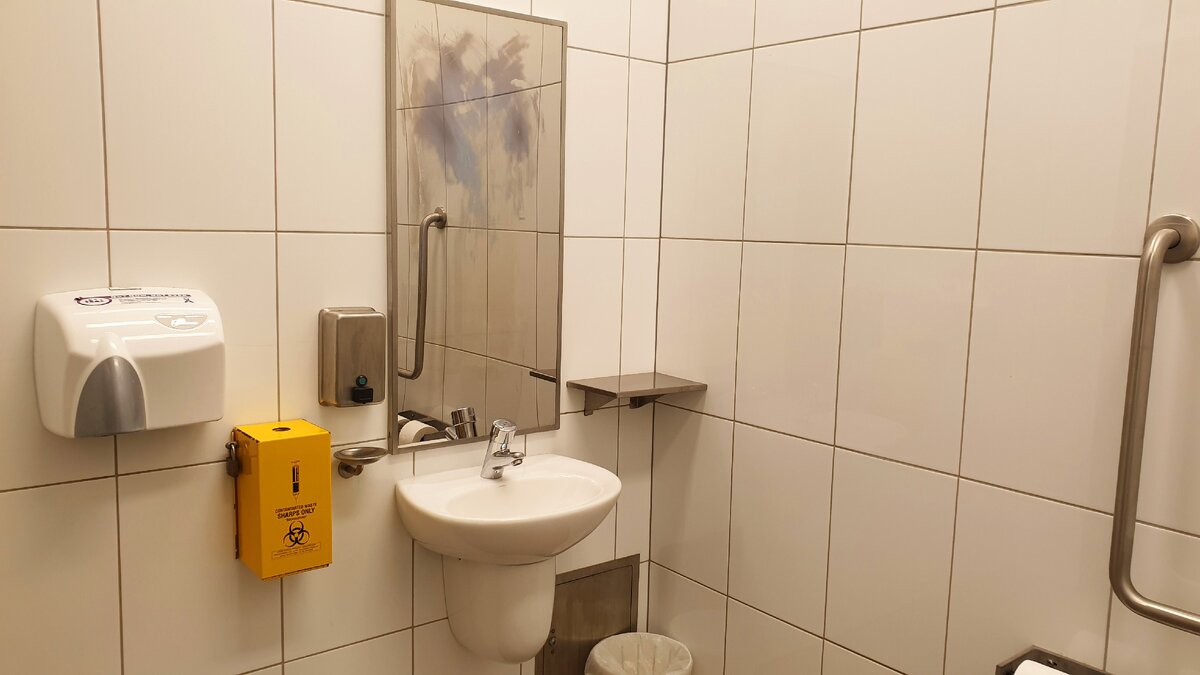 Мыло, сушилка для рук, а желтая коробочка - для использованных шприцов для диабетиков