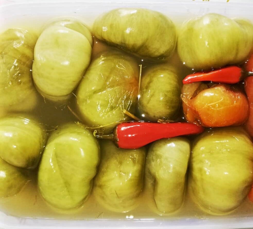 Квашеные помидоры в пластиковом ведерке.