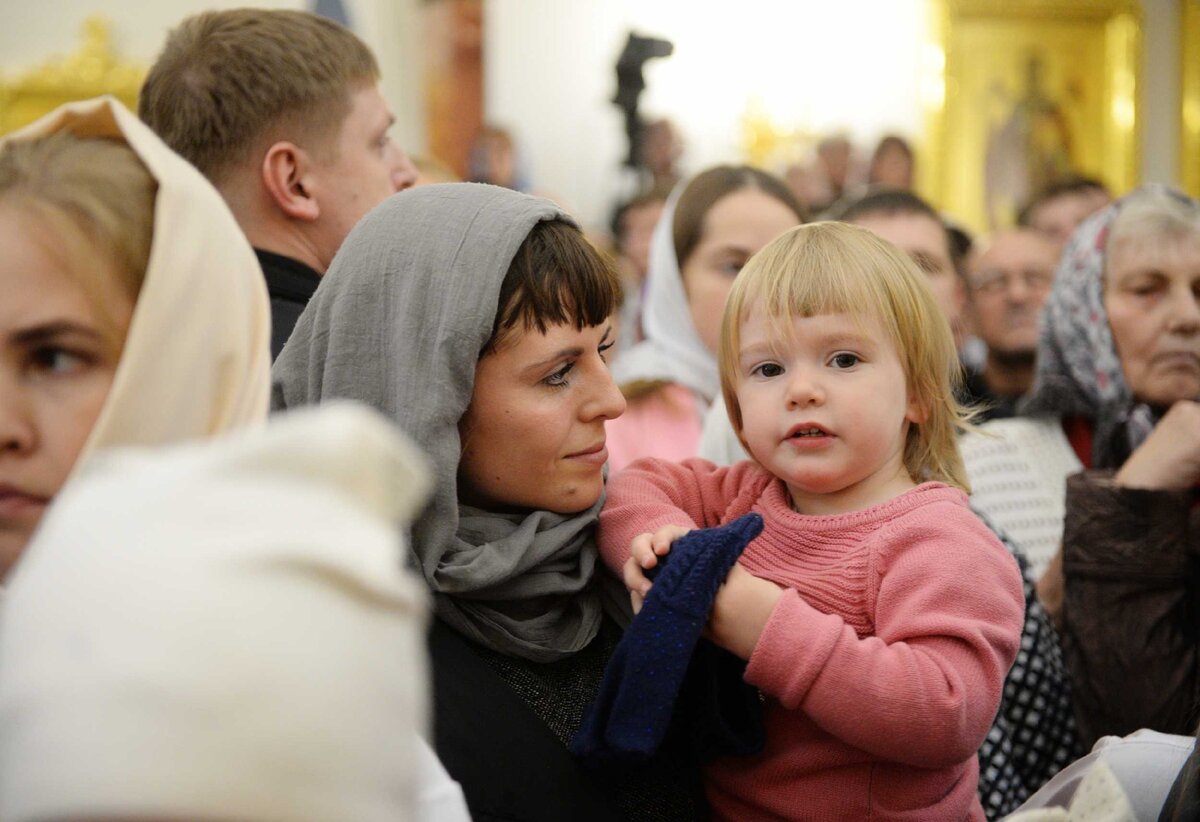Счастье матери. Из архива сайта Патриарха Московского и Всея Руси. https://foto.patriarchia.ru/news/patriarshiy-vizit-v-khanty-mansiyskuyu-mitropoliyu-osvyashchenie-khrama-muchenitsy-tatiany-v-kogalyme/