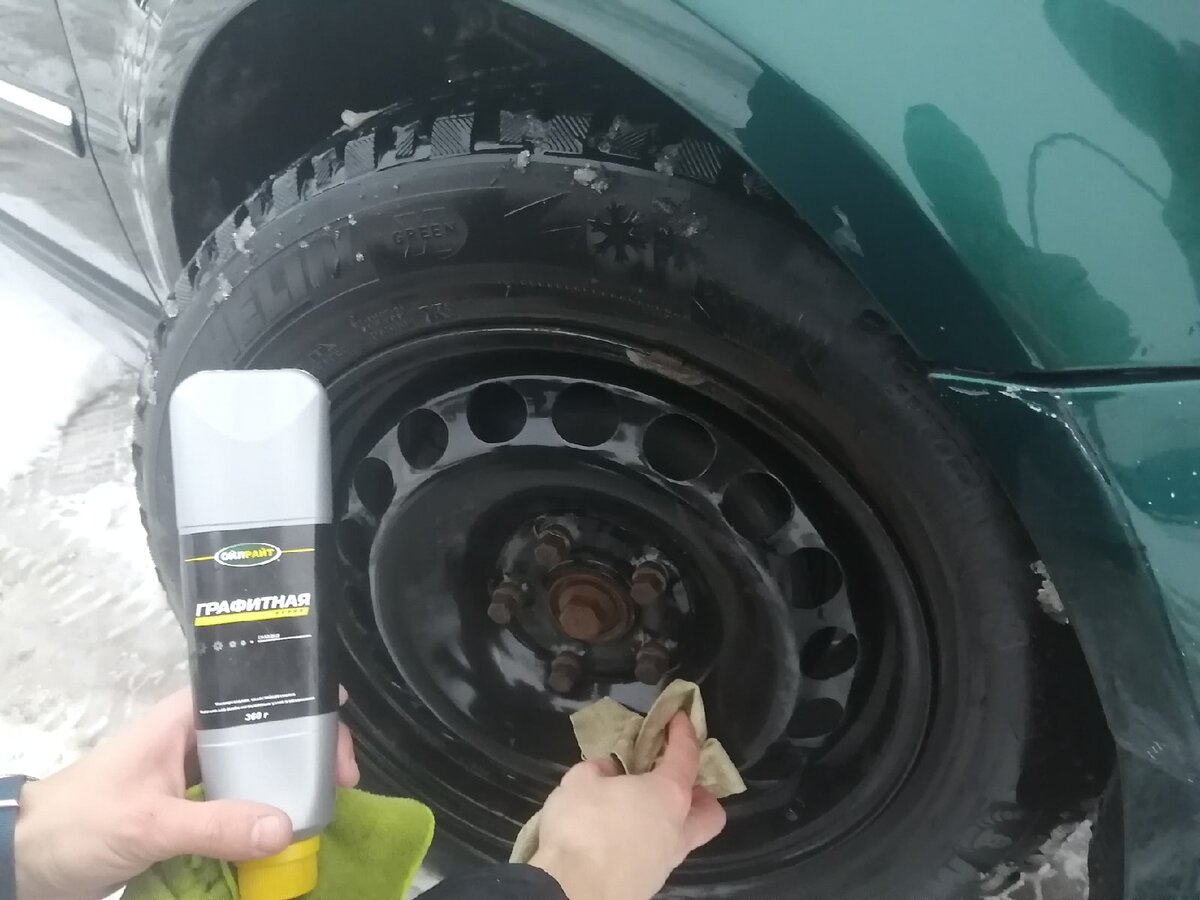 Насухо протер ступичный болт. Хоть у меня и не гайка, ржавчине он подвергается не меньше той же гайки