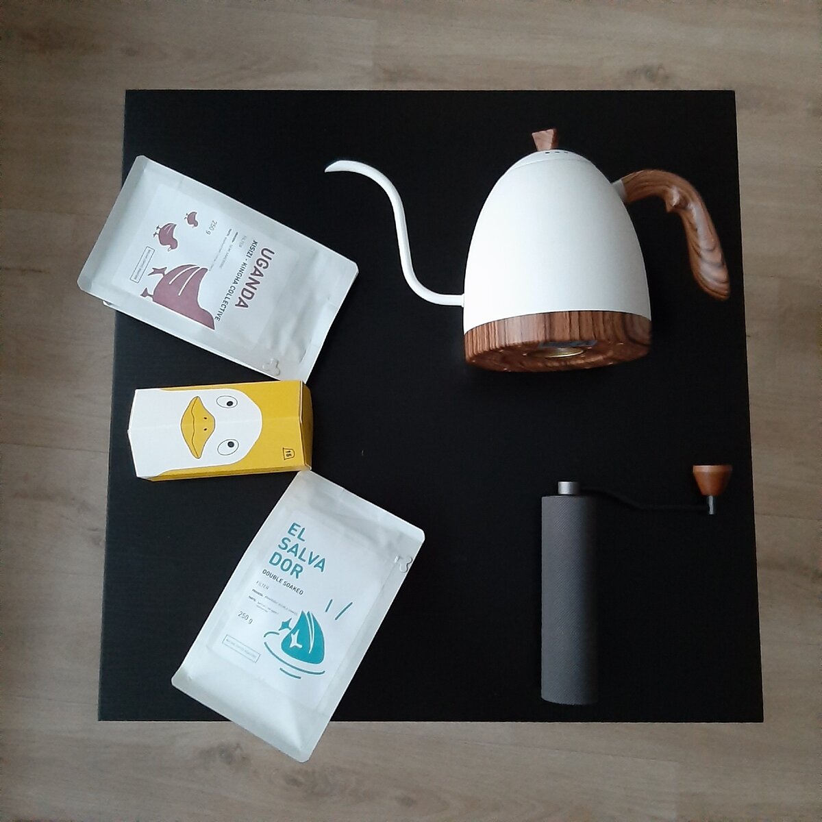 На изображении кофе в зёрнах и капсулах от Bolshecoffee Roasters