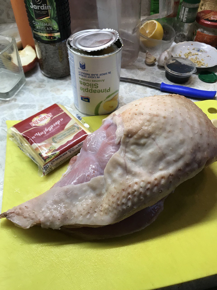 Еще нужен будет майонез , чтобы смазать грудку с двух сторон. Фото автора