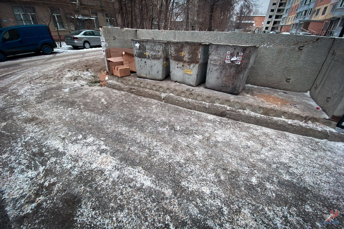 Странный ящик у мусорных баков. 