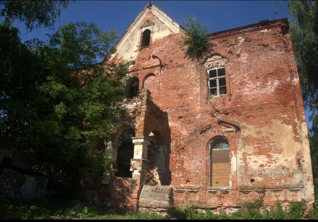 В этом доме еще живут. В подъезде стоял велосипед.