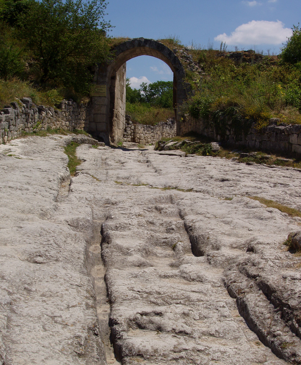 За 13 веков существования (с VI по XIX вв.) Чуфут-Кале (Крымский полуостров, Украина) колеса телег выбили колею в камне.