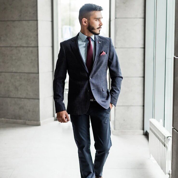 «Пиджак - Рубашка - Галстук» 
Это базовые элементы в Вашем образе.
Многим мужчинам трудно представить общую картину образа во время покупки. В этом Вы смело можете довериться нашим профессиональным продавцам-консультантам.