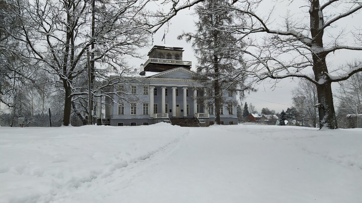 Перед дворцом большая площадка ➡