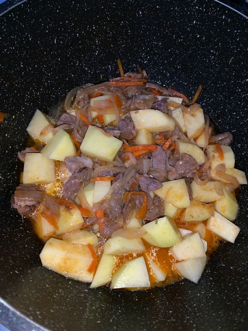 Афганский куурдак. Каурдак из говядины с картошкой. Каурдак. Блюдо каурдак. Куырдак.