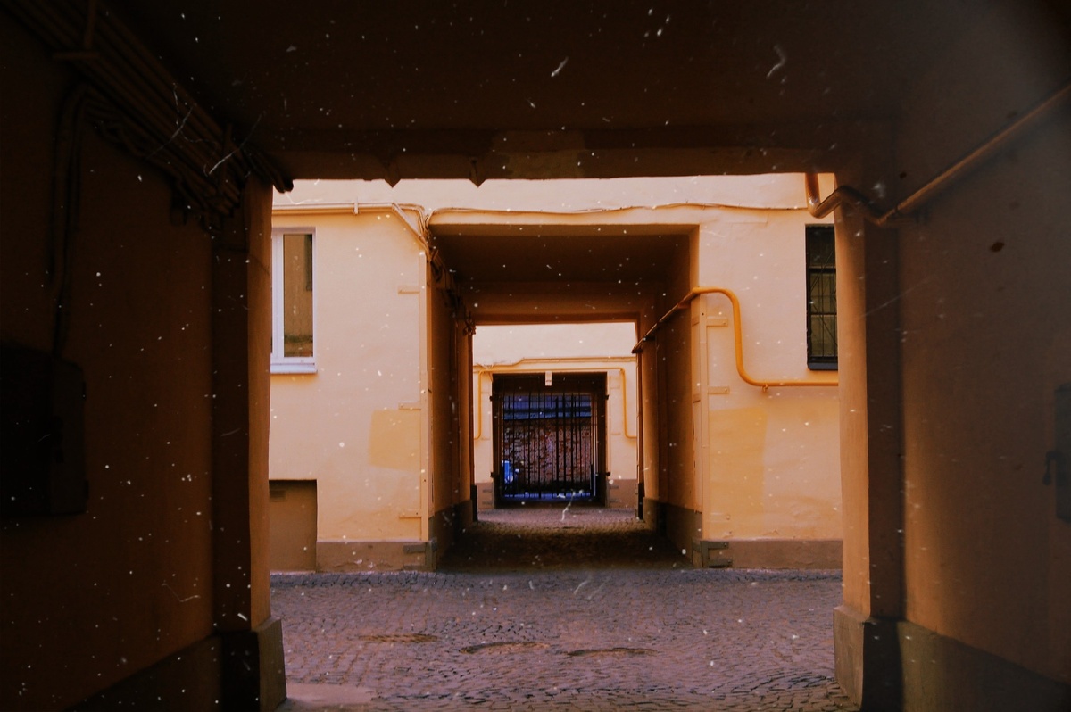 Никакого фотошопа - просто дворы Васильевского острова. 