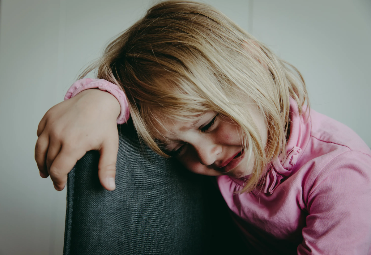 Ребенок грустит. Депрессия у детей. Ребенок депрессии форум. Ребенок депрессии форум. Грустная девочка подросток.