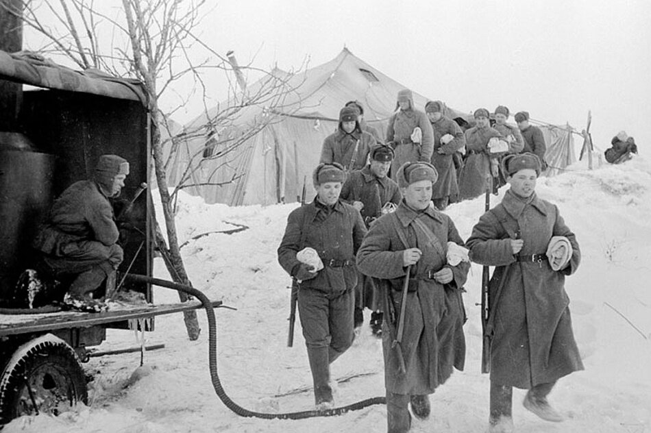 Служба раньше. Помывка бойцов РККА Великая Отечественная война. Быт солдат красной армии в годы Великой Отечественной войны. Окопный быт солдат Ленинградского фронта.