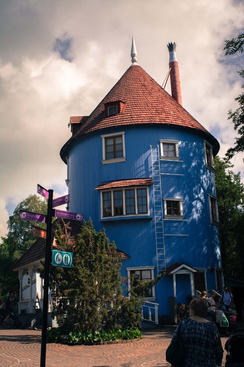 Дом Муми-Троля - прекрасный образец вертикального зонирования на ограниченном участке с криволинейной лестницей внутри 