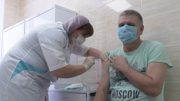 В России начинается массовая вакцинация от COVID-19 .
