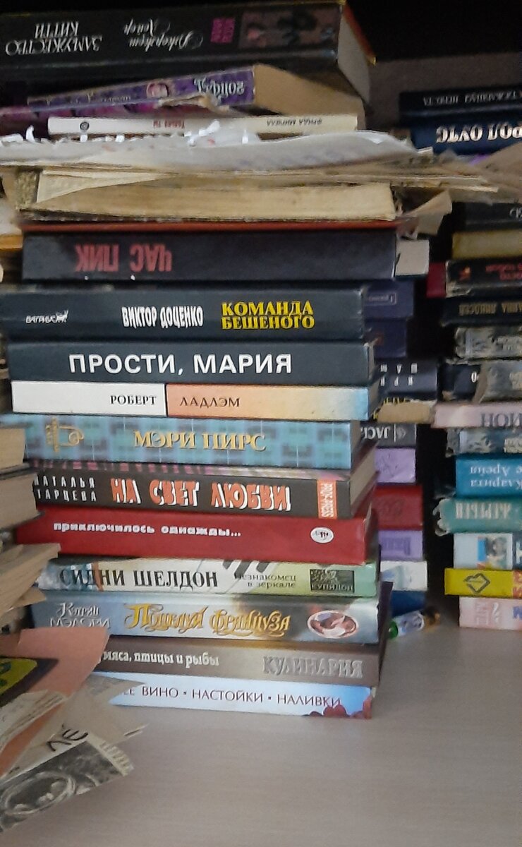 Пролистывал старые бабушкины книги. Показываю, что интересного нашел между страниц