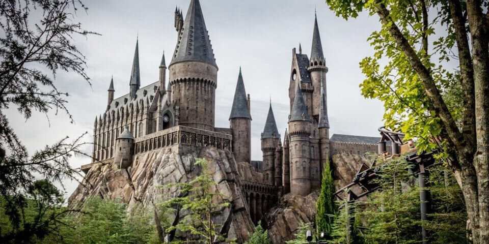 Один дворец на 17 000 м2 мы уже увидели. Было бы интересно глянуть на такой замок