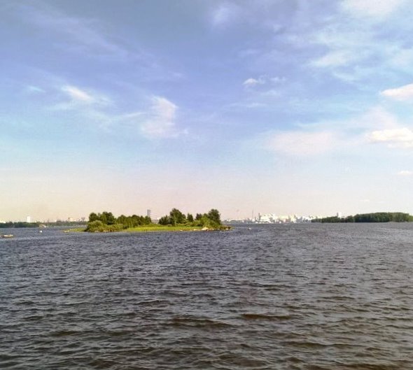 Один из островов Верх-Исетского пруда, вид с яхты