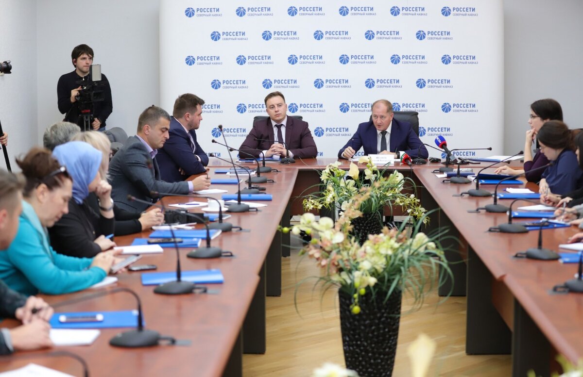 Россети логотип. Эмблема россети тюмень. Россети северская. Россети мэс юга. Россети вывеска.