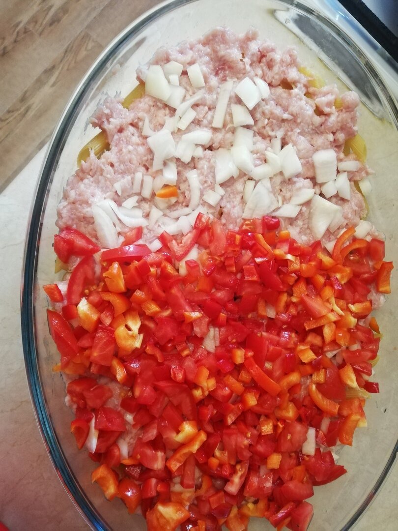 Запеканка с овощами разделенная на два вкуса. Одни внуки любят с перцем и томатами, а вторые с луком просто.