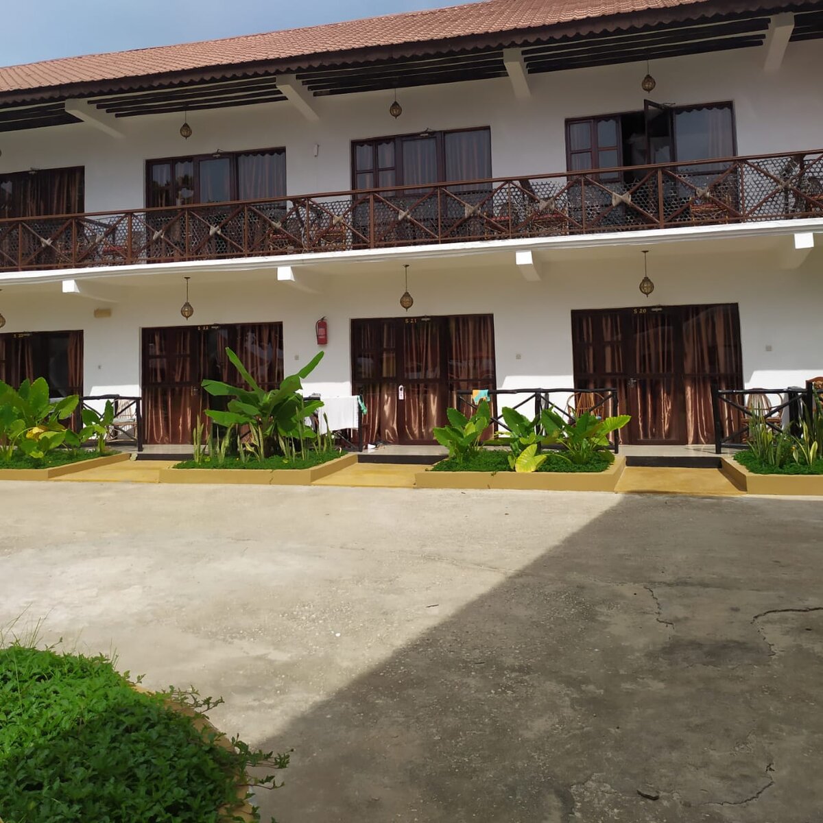 Один из корпусов с видом на бассейн