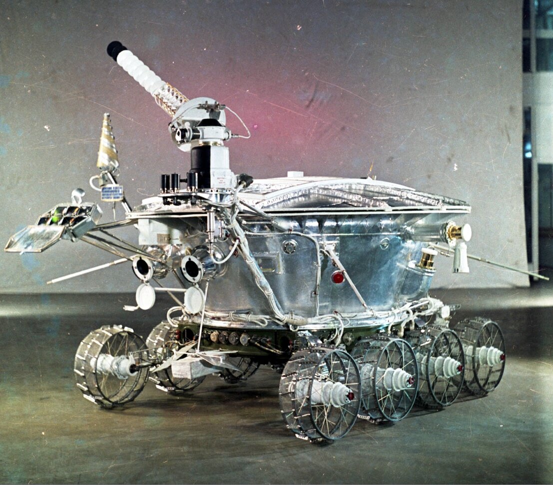 Луноход-1 (Слева на корпусе виден выступающий поворотный механизм с телефотометром, который снимал панорамы с обзором 360° по вертикали).