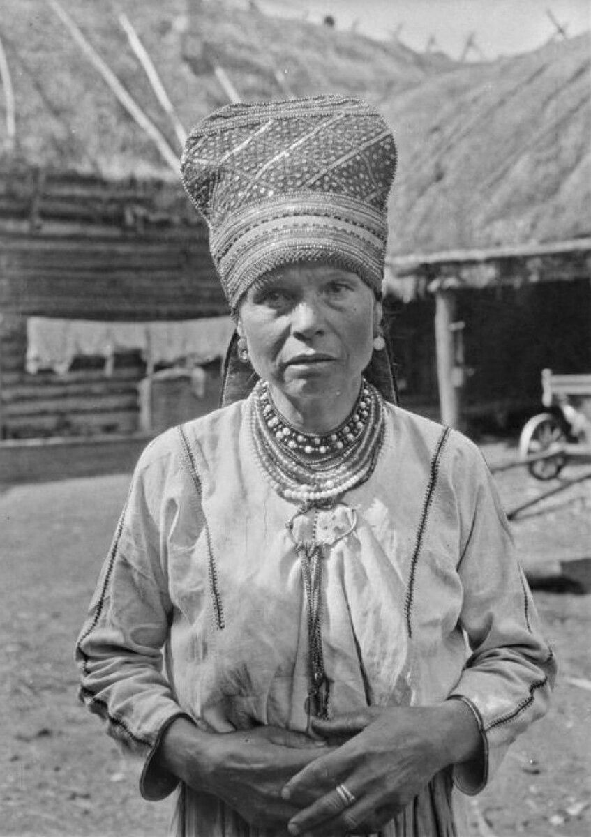 Автор  А. О. Вяйсянен
Эрзянская женщина в «сороке» (женский головной убор).
Шентала, Бугульминский район, Россия, 1914 год