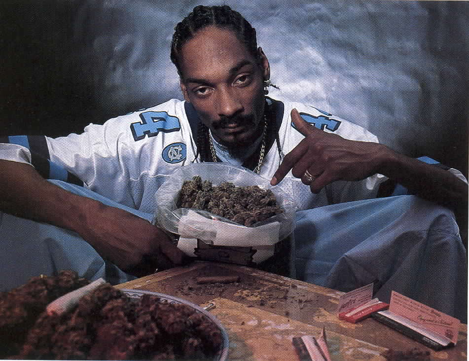 Снуп курил. Снуп дог с травкой. Снуп дог и шмаль. Снуп дог с марихуаной. Snoop Dogg 1990.