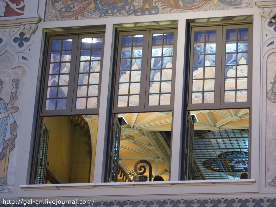 Вид на окна второго этажа магазина Livraria Lello. Фото автора