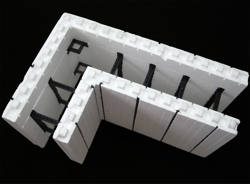 Угловой блок несъемной опалубки из пенополистирола. Источник: mirpenoplasta.ru