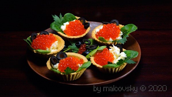 Тарталетки с красной икрой и яйцом