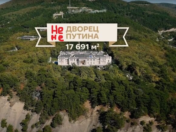 Стоит у моря теремок, он не низок, не высок.