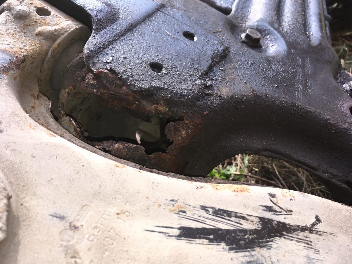 Вечная болячка подрамника - сквозная ржавчина около крепления правого рычага