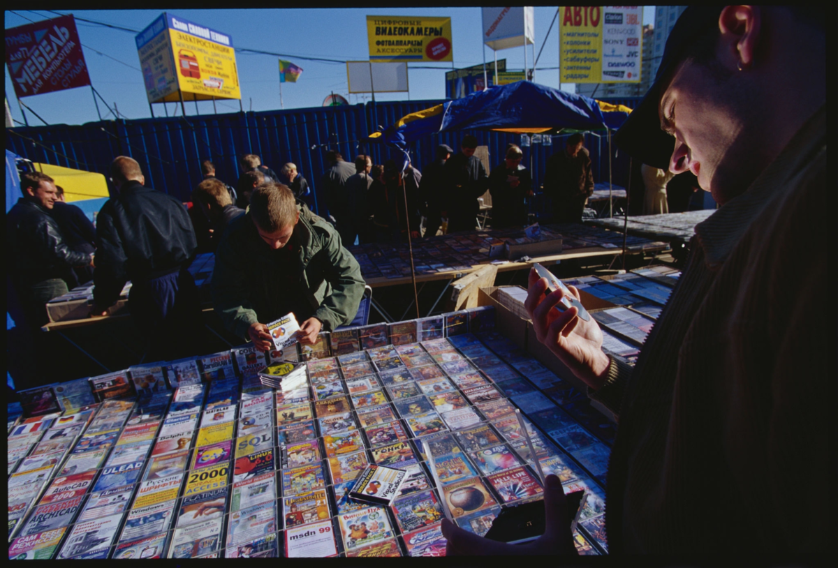 2000 е. Горбушка Москва рынок 90е. Горбушка рынок в Москве в 90х. Черкизовский рынок Москва 90е ларьки. Горбушка рынок 90-е.