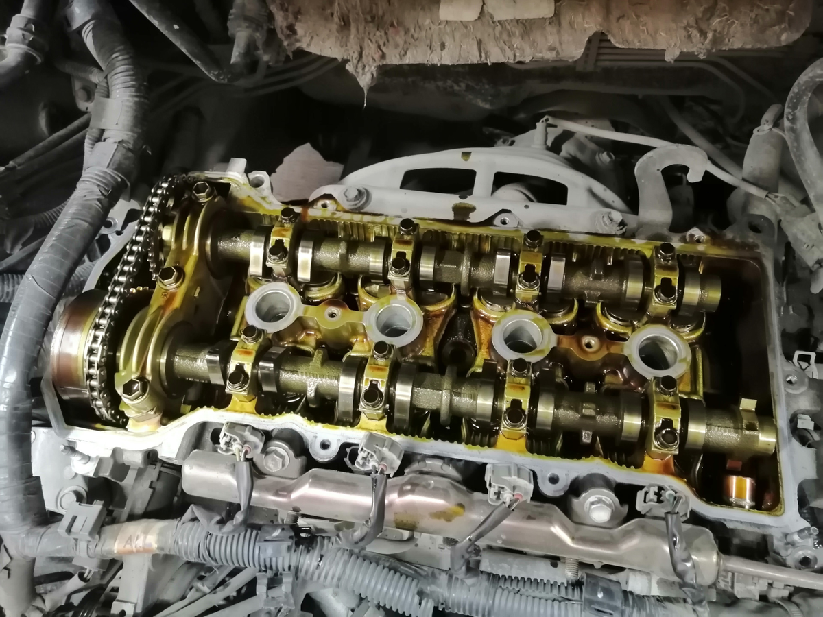 Добрался до гбц, чтобы поменять прокладку. Кстати, на моем двигателе 4zz-fe требуется нанести всего две точки герметиком, для качественного уплотнения прокладки. 