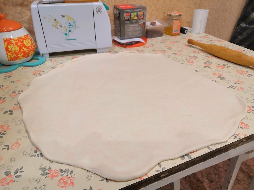 тесто раскатали, можно класть рыбу