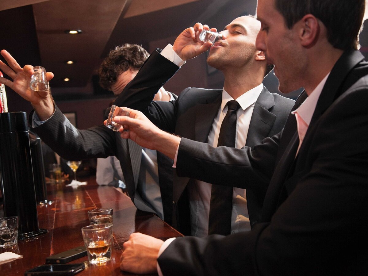 Пьяный мужчина на диване. Дринкин дринкин. Богатые алкоголики. С пивом на диване. Бизнесмен алкоголик.