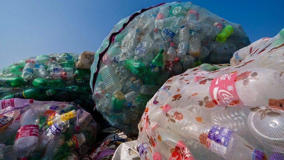 Coca-Cola должна протестировать бумажную бутылку в рамках долгосрочной попытки полностью исключить пластик из ее упаковки.