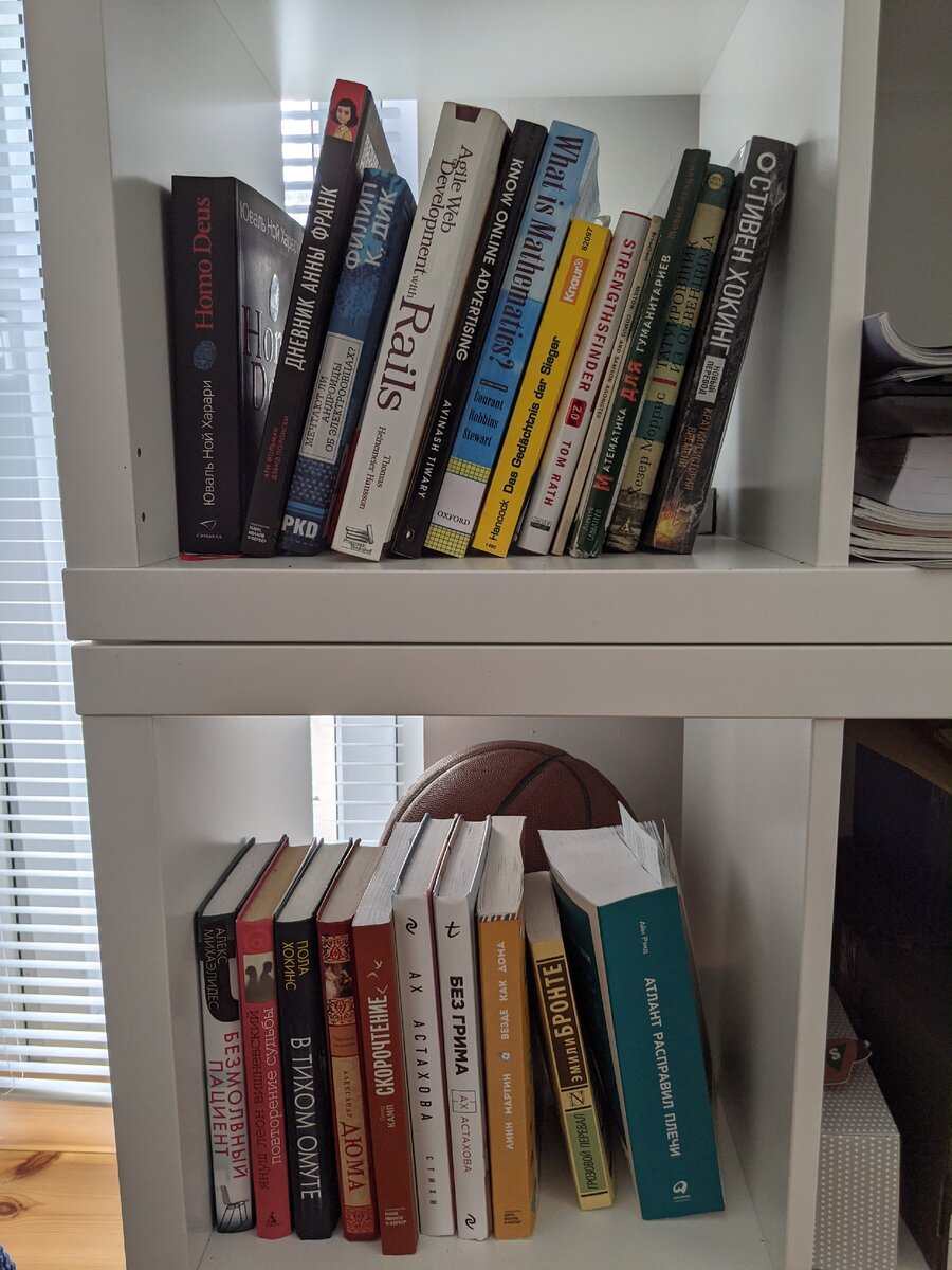 в Берлине книг пока немного, что-то мужа, что-то моё, но будем пополнять коллекцию=)